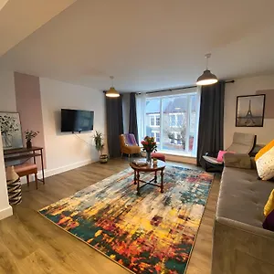 https://venus-riverside-2-bed-lounge.cambridgehotelsuk.com